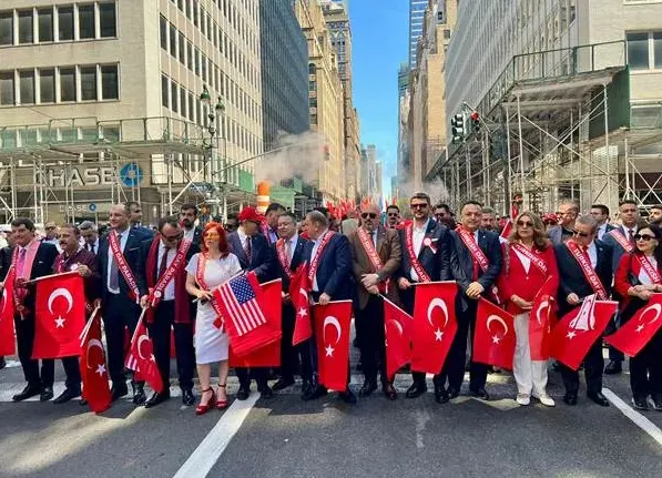 CEESS Global Yönetim Kurulu Başkanı Semih Sarıalioğlu, New York Türk Günü Yürüyüşü’nde Yer Aldı
