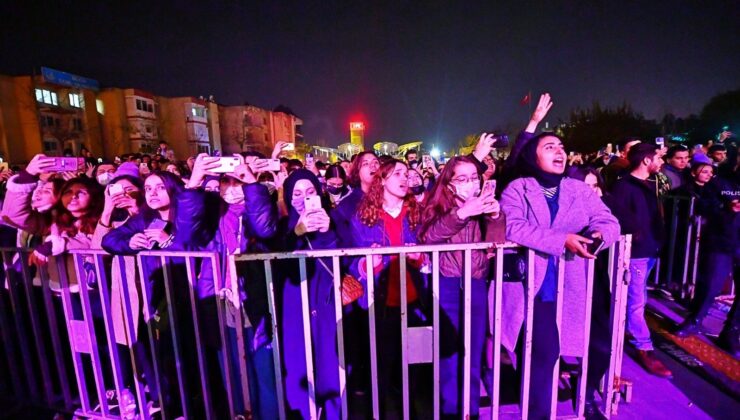 İzmirliler 2022’ye müzikle girdi