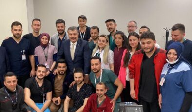 Bakan Koca’dan hastanelerde gece bayramlaşması