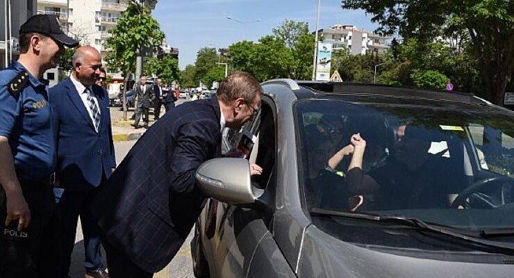 Karşıyaka’da sürücülere “Yayalar İçin 5 Adımda Güvenli Trafik” anlatıldı
