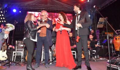 Serkan Çağrı ve Yonca Lodi konserine binlerce kişi katıldı