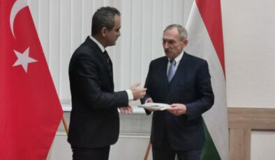 Bakan Özer’in Macaristan temasları sürüyor