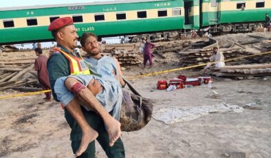 Pakistan’da bombalı saldırı! Tren raydan çıktı…