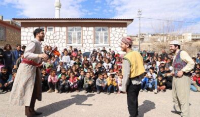 Adıyamanlı çocukların yüzleri orta oyunuyla güldü