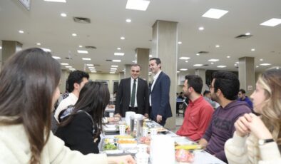 ERÜ Rektörü Altun iftarını öğrencilerle yaptı