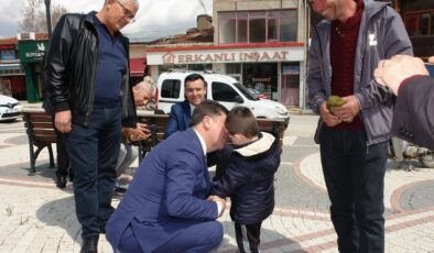 CHP’li Tüzün Pazaryeri’nde vatandaşla bayramlaştı