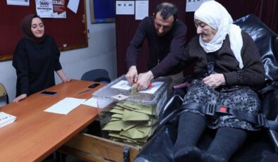 Bursa’da ambulansla okula, sedye ile sandığa