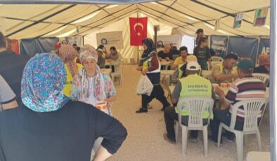 Büyükşehir’in deprem bölgesine yardımları sürüyor