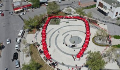 Gençlerden 100 metrelik Türk bayrağı