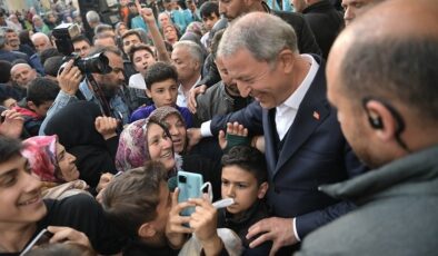 Hulusi Akar’a piknikte vatandaştan ilgi