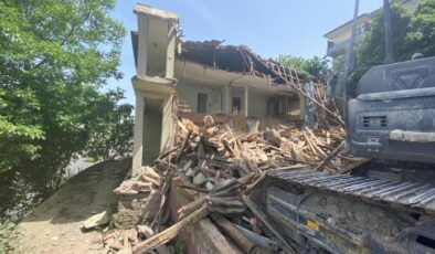 Kocaeli’de hasarlı ve metruk yapıların yıkımına devam