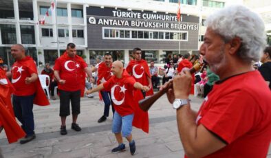 Özel gençlere davullu zurnalı asker uğurlaması