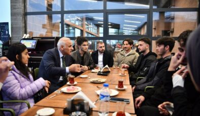 Sosyal medyadan çağırdığı gençlerle buluştu