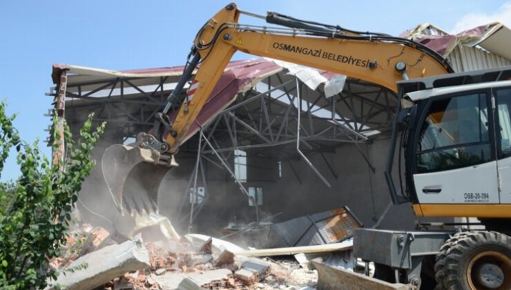 Bursa Osmangazi’de meyve bahçesindeki kaçak işyeri yıkıldı