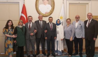 Bursa’nın İYİ Partili vekilleri kayıt yaptırıp rozetlerini taktı