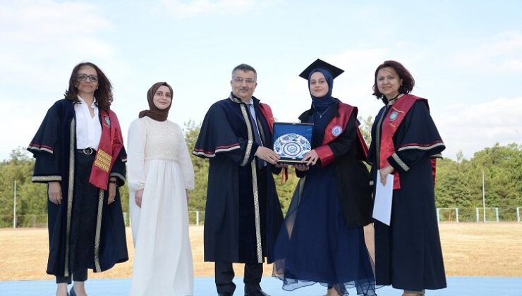 BUÜ’de sağlık ordusunun yeni neferleri belgelerini aldı