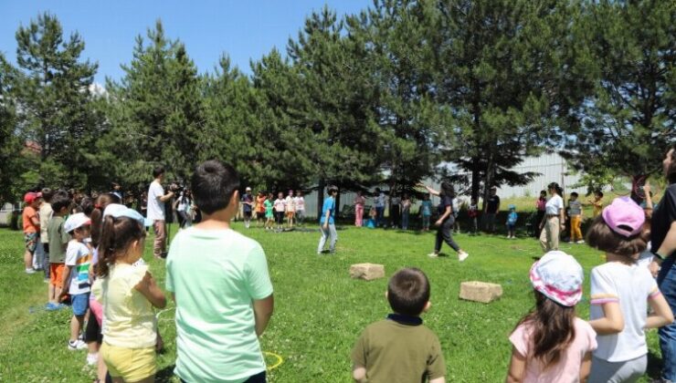 Çocuklar bahar şenliğinde coştu