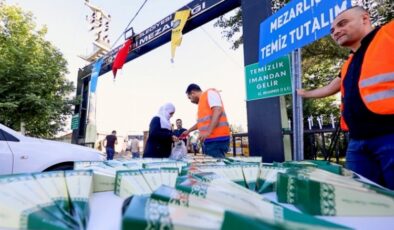 Diyarbakır’da kabir ziyareti yapanlara lokum ikramı