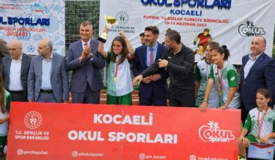Gölcük’te ortaokullu kızlardan gururlandıran şampiyonluk