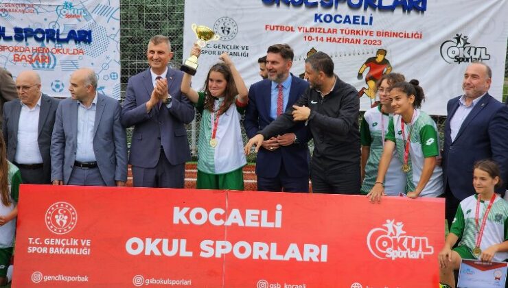 Gölcük’te ortaokullu kızlardan gururlandıran şampiyonluk