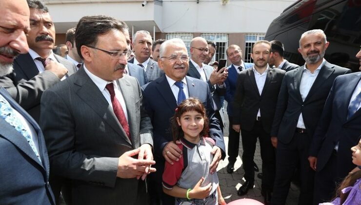 Kayseri protokolü karne sevincine ortak oldu