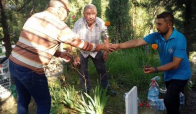 Manisa Büyükşehir’den kabristan ziyaretçilerine gül suyu