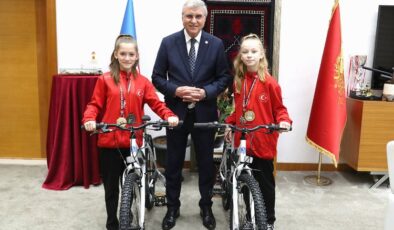 Sakaryalı Balkan şampiyonlarına bisiklet hediyesi