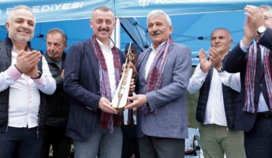Başkan Büyükakın’a hediye kemençe