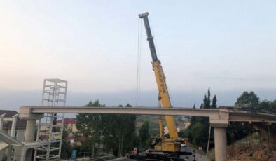 Darıca feribot yolu üstgeçidinin kirişleri monte edildi