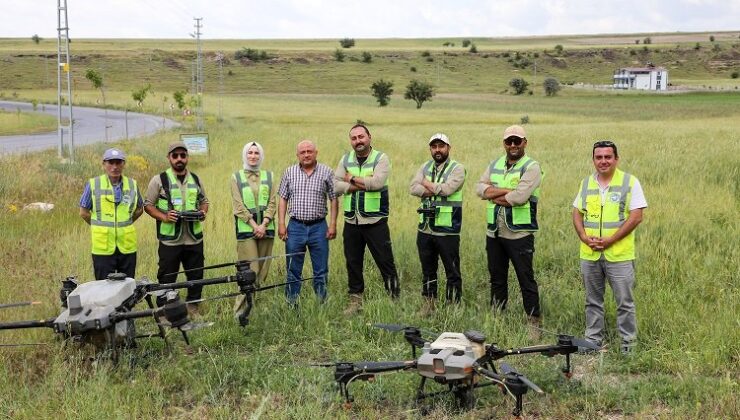 Kayseri Talas’ta tarım alanlarına İHA’yla ilaçlama