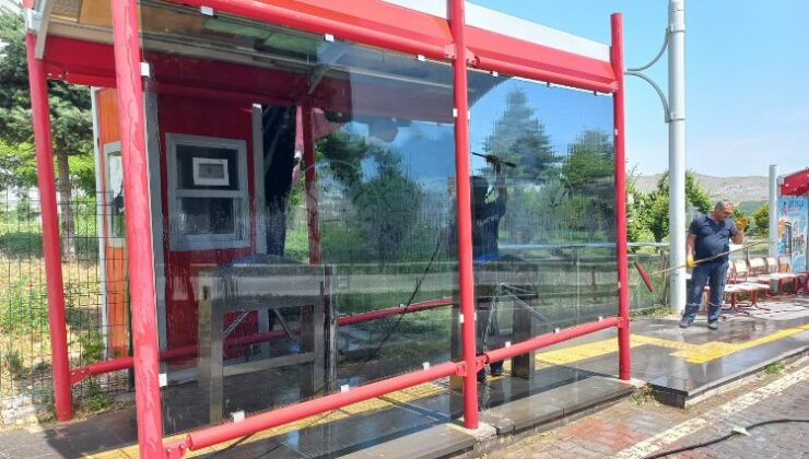 MOTAŞ otobüs duraklarını onarıyor