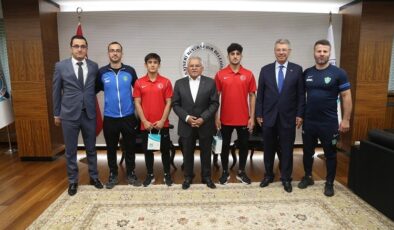 Şampiyon güreşçiler Memduh Büyükkılıç’la buluştu