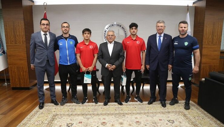 Şampiyon güreşçiler Memduh Büyükkılıç’la buluştu