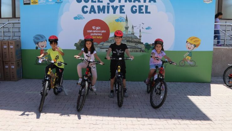 Konya’da camiye gelenler bisikletleri kaptı